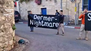 מפגינים מול ביתו של השר דרמר בירושלים משמיעים הקלטה של שבוי...