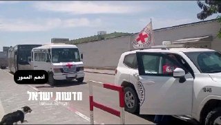 רכבי הצלב האדום בעזה עם 10 המחבלים המשוחררים מישראל...