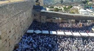 המונים בברכת כהנים הבוקר בכותל...