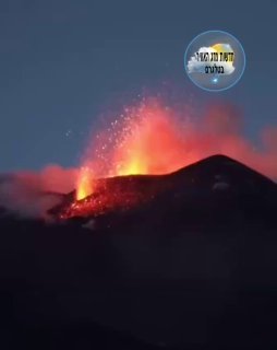 איטליה: התפרצות מרהיבה של הר הגעש אתנה, זיקוקי טבע מאירים את...