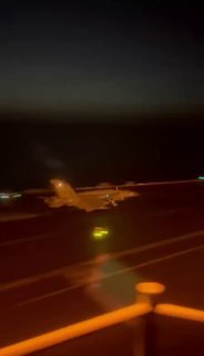 מפקד נושאת המטוסים האמריקאית “הארי ס טרומן״, קפטן צ’ודה היל,...