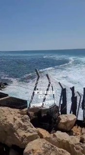 לטענת אזרחים הגבר נלחם בכריש בלב הים בחדרה...