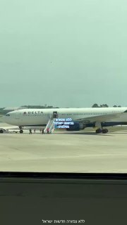 🇺🇸 נוסעים נאלצו להתפנות דרך יציאות החירום ממטוס של חברת...