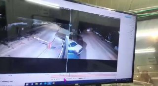 ‏התקרית ביישוב עלי זהב: תיעוד הרכב הגנוב פורץ את שער הכניסה...