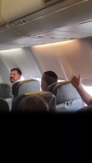 שלמה בראבא עושה בלגן בטיסה...