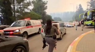 דרמטי: שוטרים מחלצים ילדים מהשריפה...