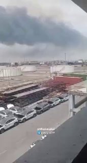 שריפת ענק פרצה בנמל באיראן בעקבות הפיצוץ לפני זמן קצר....