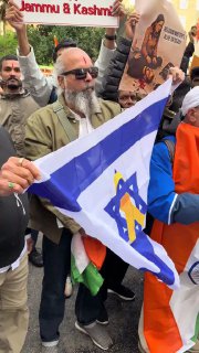 מפגינים הודים ופקיסטנים מפגינים בלונדון כשהם אוחזים בדגל...