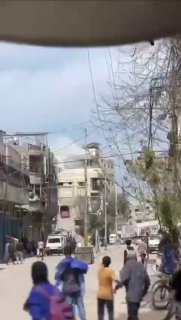 בעזה מדווחים על תקיפת דירת מגורים באלבורייג' שבמרכז הרצועה....