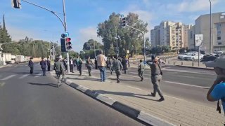 מפגינים חרדים נגד הגיוס רצים אחרי מלשבי