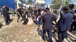 מפגינים ניסו לפרוץ המחסום של המשטרה בכניסה לבקום. לא הצליחו...