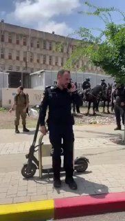 חסיד גור בדרך ללשכת גיוס....