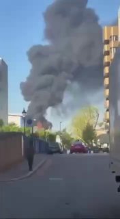 דיווח על שריפה פרצה בתחנת הכוח של עמק מיידה במרכז לונדון....