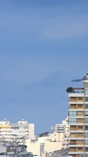 מחזה בלתי שגרתי: מטוס תובלה של צבא סין נחת הבוקר בנמל התעופה...