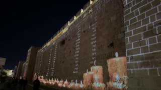 שמות הנופלים מוקרנים על חומות העיר העתיקה בירושלים...