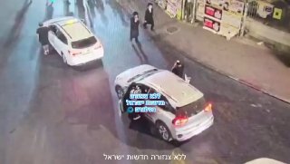 בזמן הצפירה: אדם תלש את דגל מדינת ישראל מרכב שעצר ב׳כיכר השבת׳...