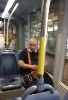 החרדים ברכבת עומדים בזמן הצפירה, רק אחד בחר לשבת...