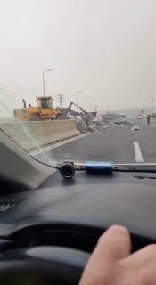 דחפורים פורצים את ההפרדה המפלסית בכביש 1 כדי לאפשר פינוי...