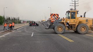 יחידת רכב כבד של אגף התנועה פועלת להסרת מכשולים, לרבות גדר...