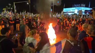 מפגינים נגד הממשלה מציתים מדורה בצומת רעננה...