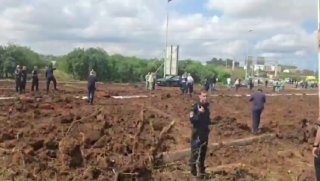 הבור שנפער בפרדס הסמוך לנתב״ג - בעקבות הנפילה....