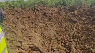 הבור שנפער בפרדס הסמוך לנתב״ג - בעקבות הנפילה...