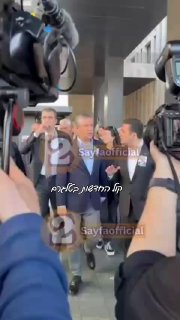 מנהיג האופוזיציה בטורקיה אוזגור אוזל מותקף בפניו באיסטנבול...