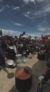 תיעוד מעזה היום עזתים מחבלים דוחפים אחד את השני להשיג אוכל...