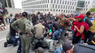 מחאות נגד הממשלה מחוץ לכנסת, המשטרה החלה לפנות את המפגינים...