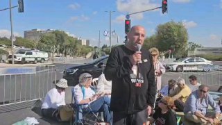 אופיר, אביו של החטוף רום ברסלבסקי במשמרת 101 החוסמת את צומת...