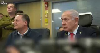 ראש הממשלה בנימין נתניהו בבור חיל-האוויר בקריה, במהלך התקיפה...