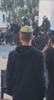 הפגנה בכניסה לעיר ירושלים נגד גיוס חרדים ...