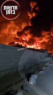 שרפה אדירה בנמל חודידה בעקבות התקיפה הישראלית...