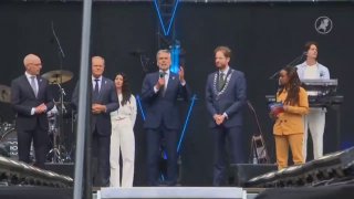 רימון עשן הושלך לעבר ראש ממשלת הולנד דיק סכוף וראש ממשלת...