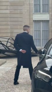 א-שרעא התקבל בארמון האליזה בפריס.
...