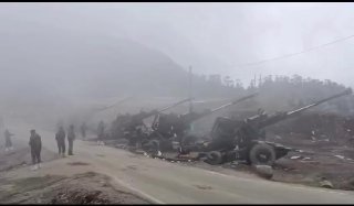 צבא הודו יורה ארטילריה לעבר עמדות צבא פקיסטן. ...