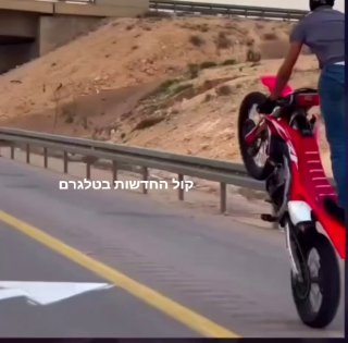 ערבי מתעד את עצמו לעיני המשטרה ומסכן את חייו וכל מי שסביבו...