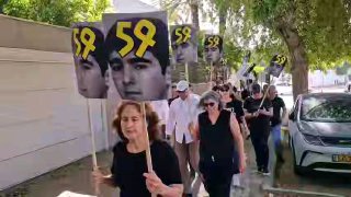 עשרות מפגינים למען עסקת חטופים הקיפו את חה