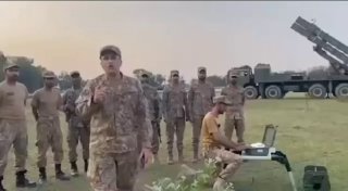 הצבא הפקיסטני משגר טיל מסוג פאתח 1 לעבר הודו תוך קריאות 