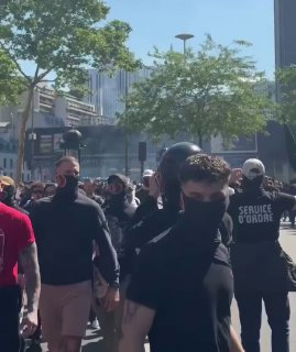 פטריוטים צרפתים צועדים ברחבי פריז בקריאות 