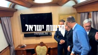 צפו: כתבים אירופאים שנכנסו במפתיע לקרונית בה נסעו מקרון, מרץ...