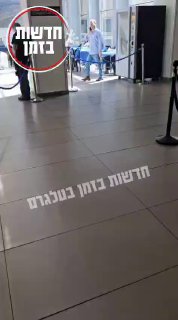 צלמים וכתבים בבית החולים איכילוב מחכים לשובו של החטוף...