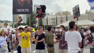 החברים של עידן אלכסנדר בכיכר החטופים (לירן כוג'הינוף)...