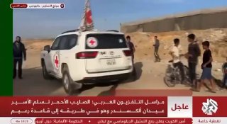 רכבי הצלב האדום בדרכם לכוחותינו...