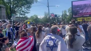 בניו ג'רזי, שם גדל עידן אלכסנדר, צופים בהתרגשות במשדר השחרור (...