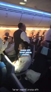 עכשיו בטיסה חזרה לארץ, נוסעים שרים יחד עם משפחתו של החטוף עידן...