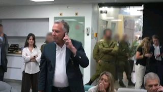 יעל אלכסנדר בשיחה ראשונה עם בנה, סמ״ר עידן אלכסנדר, בנקודת...