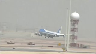 נחיתת האייר פורס וואן בנמל התעופה הבינלאומי של ריאד, סעודיה...