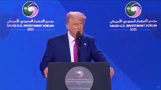 תראו את מחיאות הכפיים של בן סלמן כשטראמפ מודיע על הסרת...