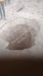 הבור שנפער בתקיפה היום באזור בית החולים האירופאי בח'אן יונס ...